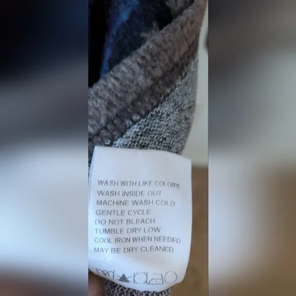 Trisha Tyler Colorful Abstract Patterned Women's Sweater - Picture 5 of 6